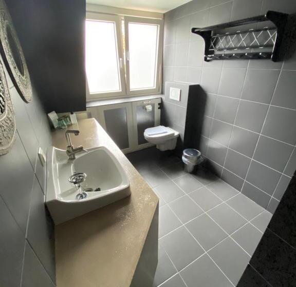 חדר דלוקס לשלושה, Buren