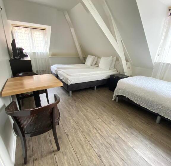 חדר דלוקס לשלושה, Buren