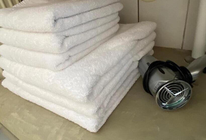 חדר דלוקס לשלושה, Buren