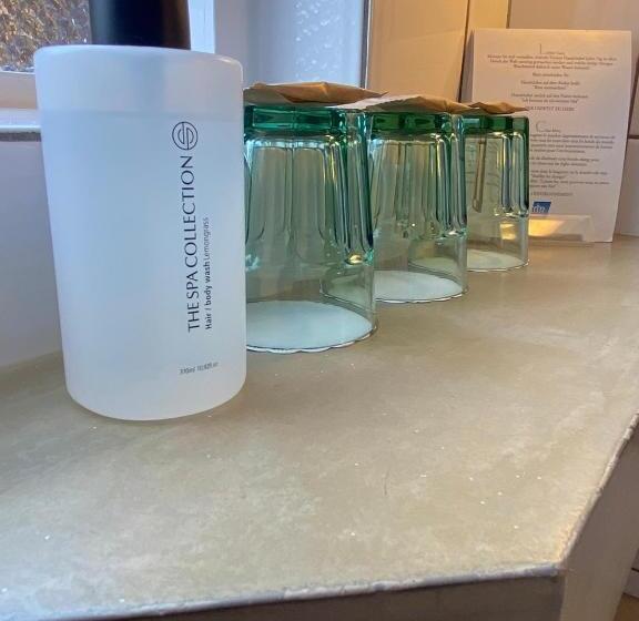 חדר דלוקס לשלושה, Buren