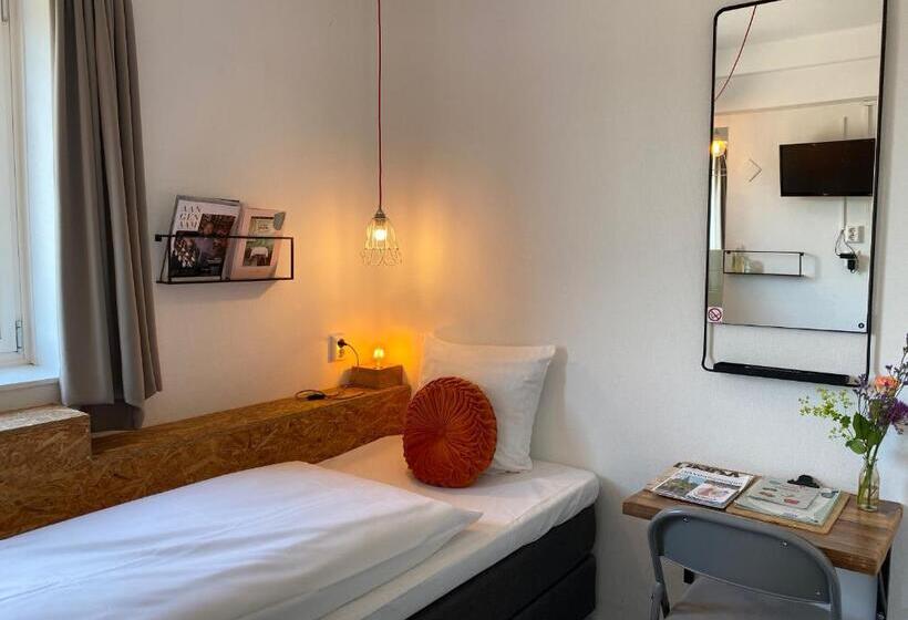 اتاق استاندارد یک نفره, Credible