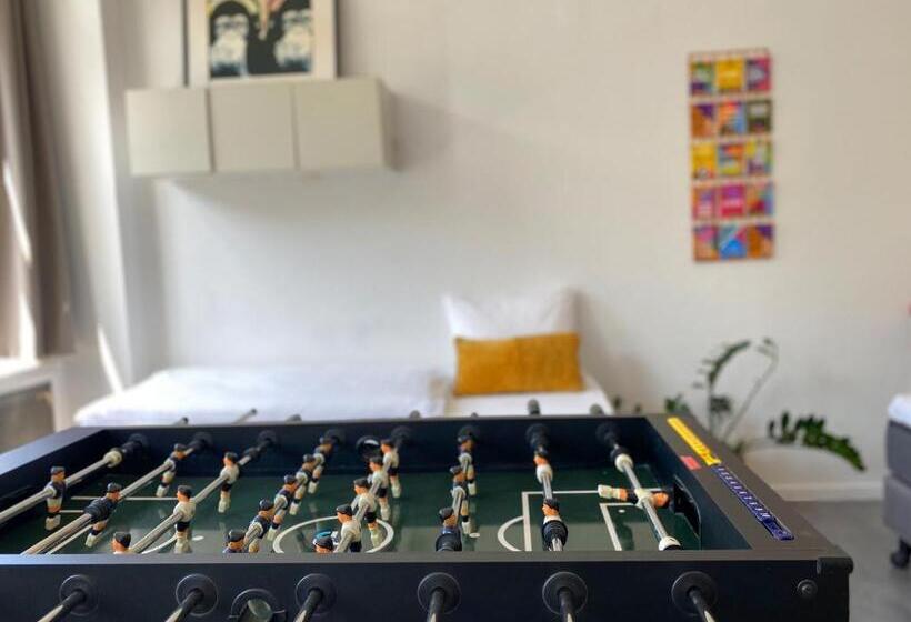 اتاق لوکس سه تخته, Credible