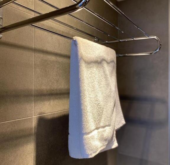 اتاق لوکس سه تخته, Credible