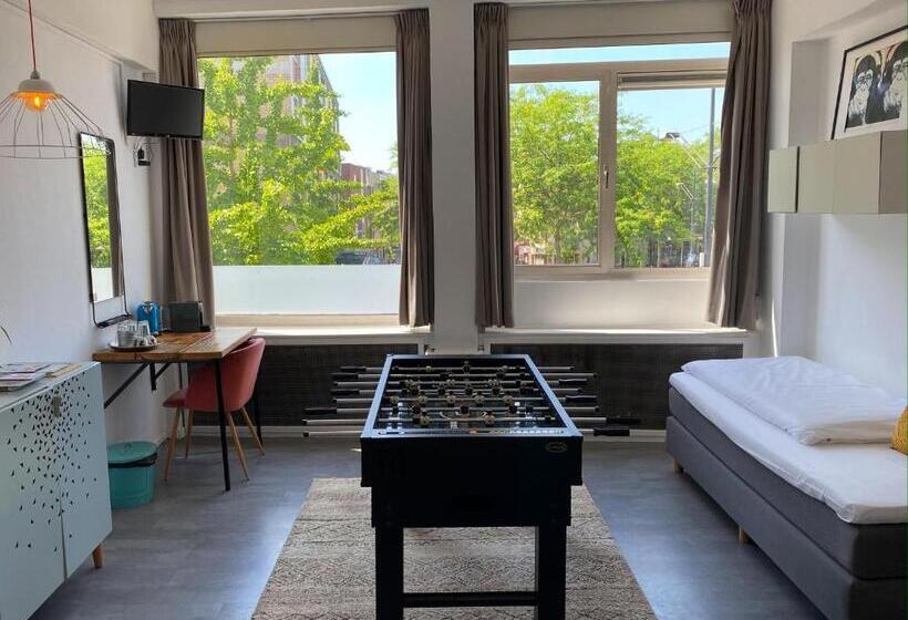 اتاق لوکس سه تخته, Credible