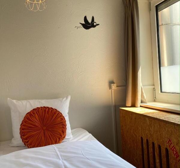 اتاق استاندارد سه نفره, Credible