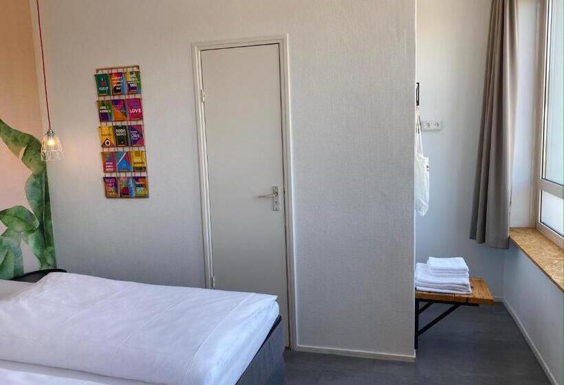 اتاق اکونومی, Credible