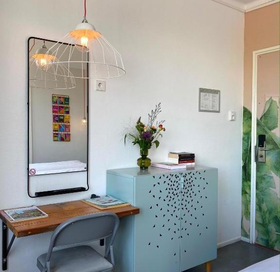 اتاق اکونومی, Credible