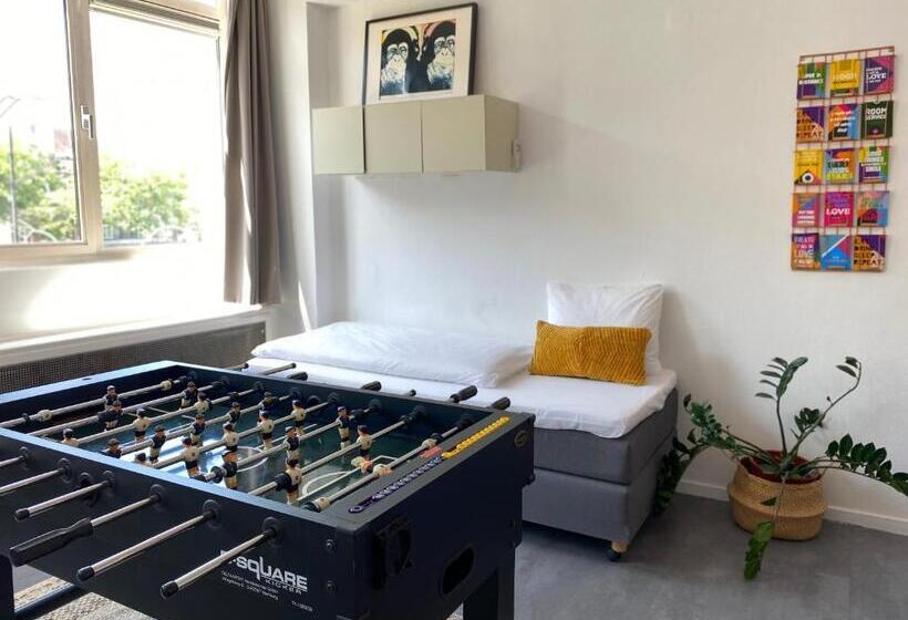 اتاق لوکس سه تخته, Credible