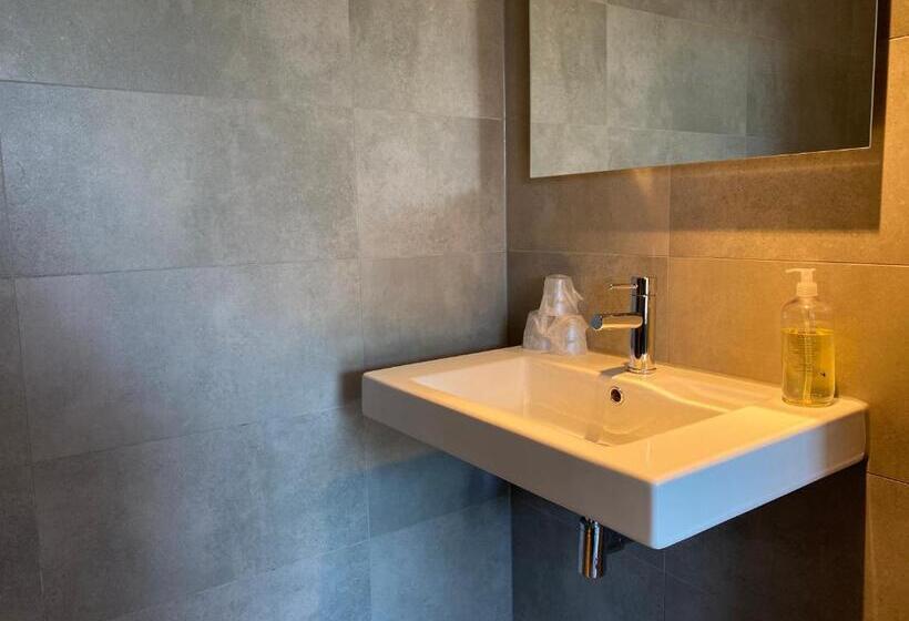 اتاق لوکس سه تخته, Credible