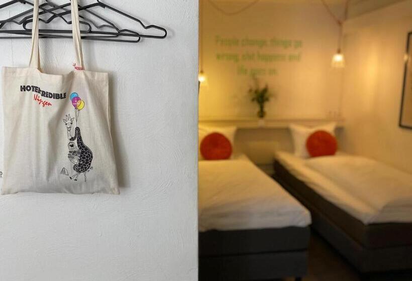 اتاق استاندارد سه نفره, Credible