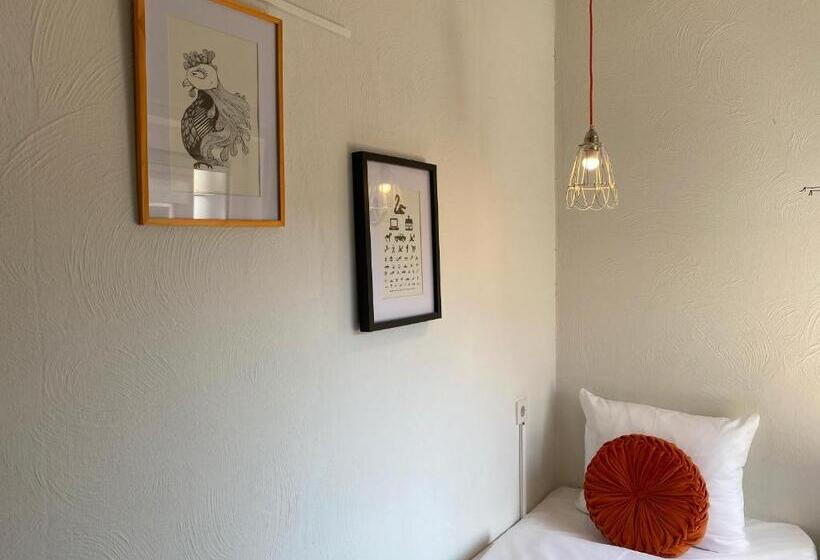 اتاق استاندارد سه نفره, Credible