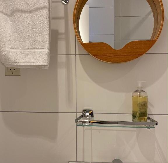 اتاق اکونومی, Credible