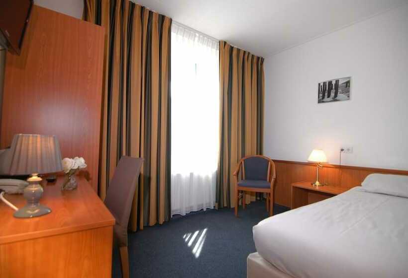 اتاق استاندارد یک نفره, De Burg