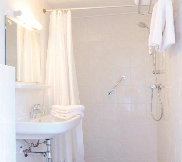 اتاق استاندارد یک نفره, De Burg