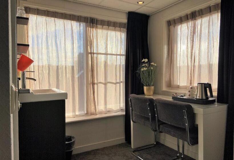 חדר בסיסי לשלושה, Heeren Van Noortwyck