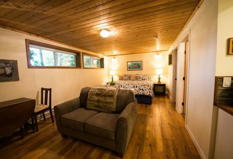 Deluxe Suite King Bed, Skeena River House Bed & Breakfast