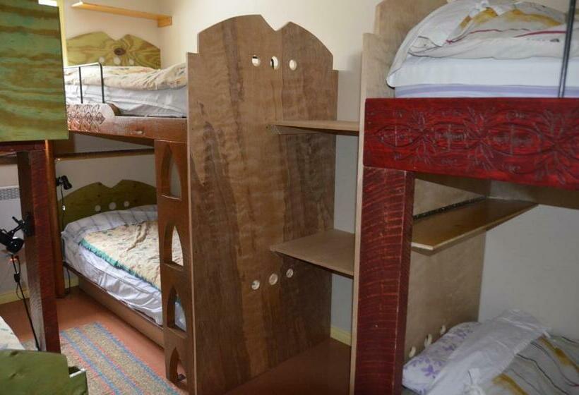 سرير فى غرفة مشتركه, Auberge Internationale Le Tangon