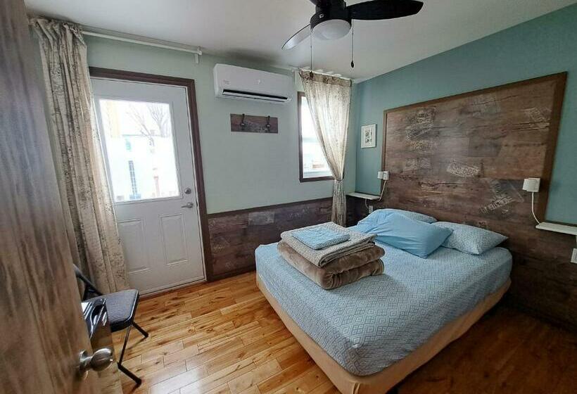 חדר סטנדרט עם מרפסת, Auberge Jeunesse à Loulou