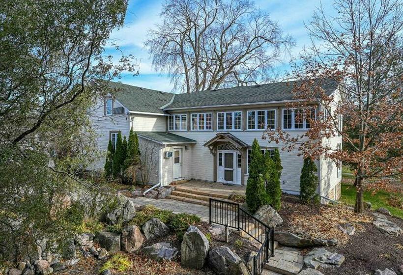 جناح سرير كينج, The White House