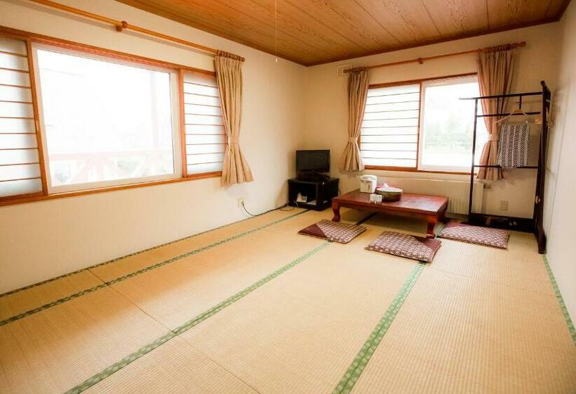 חדר סטנדרט לשלושה עם חדר אמבטיה משוף, Rusutsu Lodges Pension Lilla Huset