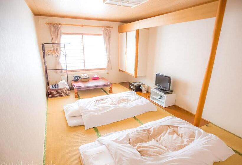 חדר סטנדרט לשלושה עם חדר אמבטיה משוף, Rusutsu Lodges Pension Lilla Huset