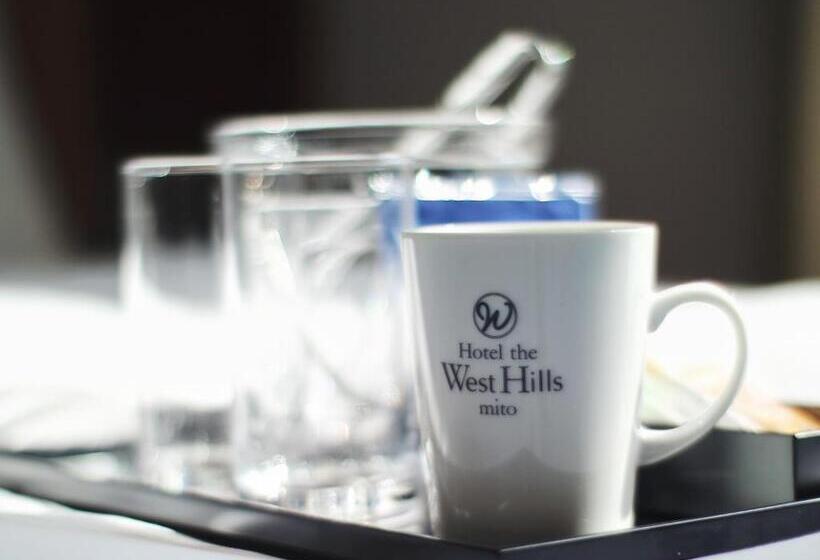 Quarto Triplo Estandar, The West Hills Mito