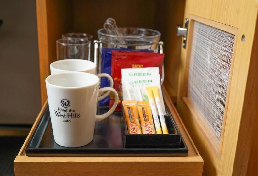 Quarto Triplo Estandar, The West Hills Mito