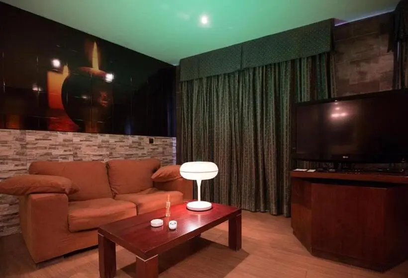 ジュニアスイート, Motel Emporio