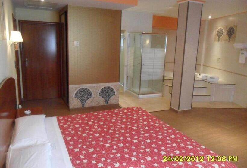 סוויטה עם ג'קוזי, Motel Emporio