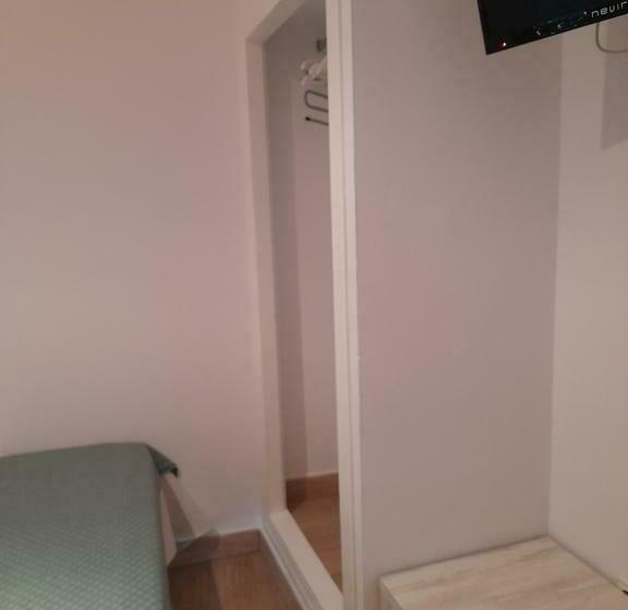 Номер Стандарт Трехместный, Hostal Casandra Antiguo Hostal Los Valencianos