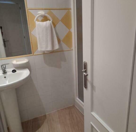 Номер Стандарт Трехместный, Hostal Casandra Antiguo Hostal Los Valencianos