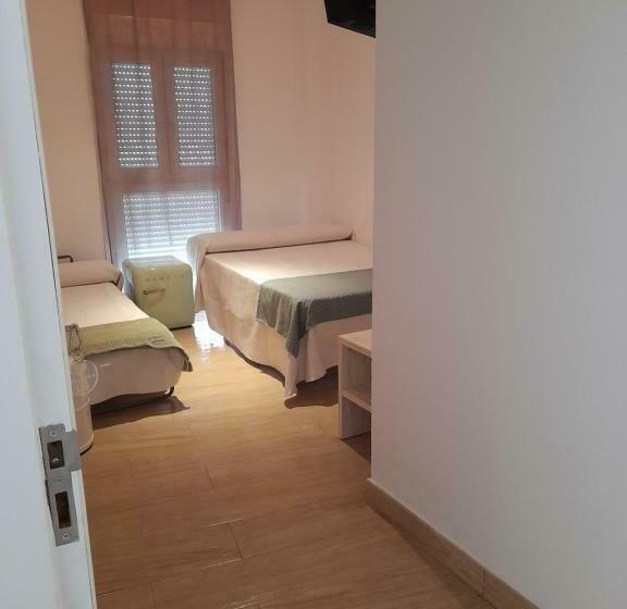 Номер Стандарт Трехместный, Hostal Casandra Antiguo Hostal Los Valencianos