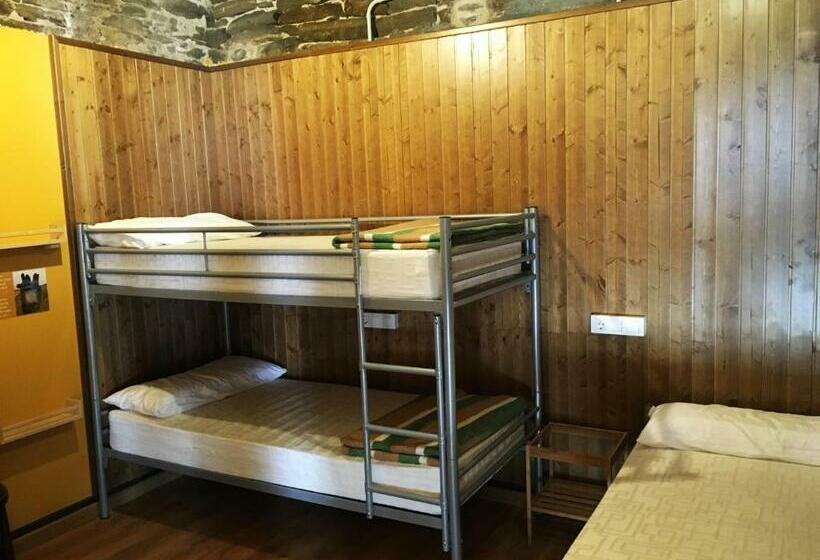 标准三人间共用浴室, Albergue San Lázaro