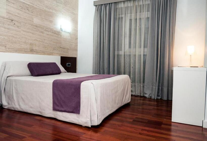 家庭间, Escuderos Hotel Cruz