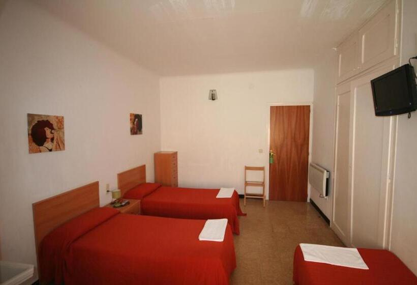 חדר סטנדרט לשלושה עם חדר אמבטיה משוף, Hostal Juventus