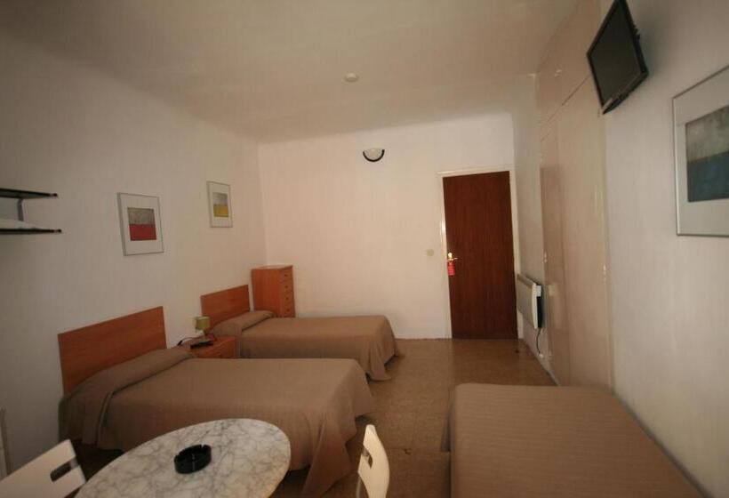 스탠다드 트리픔 룸 공동욕실, Hostal Juventus