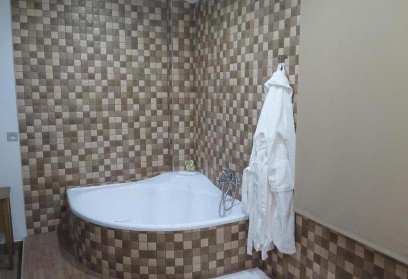 جناح جونيور, Restaurante Boabdil