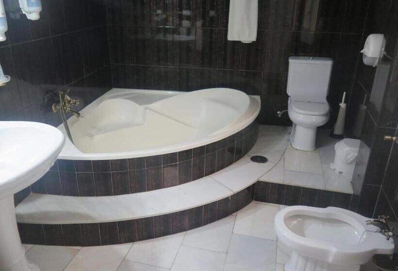 جناح جونيور, Restaurante Boabdil