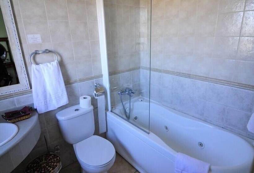 اتاق سوپریور با وان آب گرم, Rural El Castillo