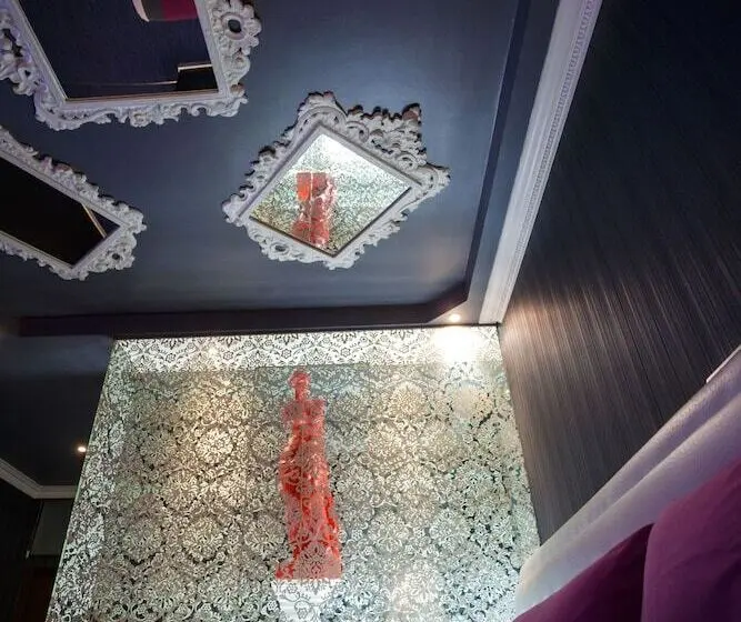 Sviitti Poreallas, Motel Venus Pontevedra
