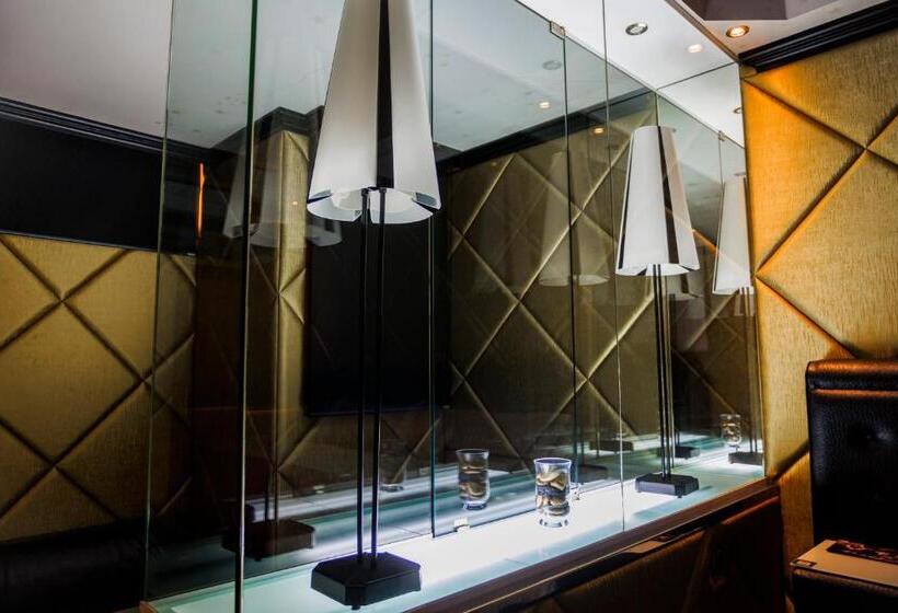 سوئیت با وان آب گرم, Motel Venus Pontevedra