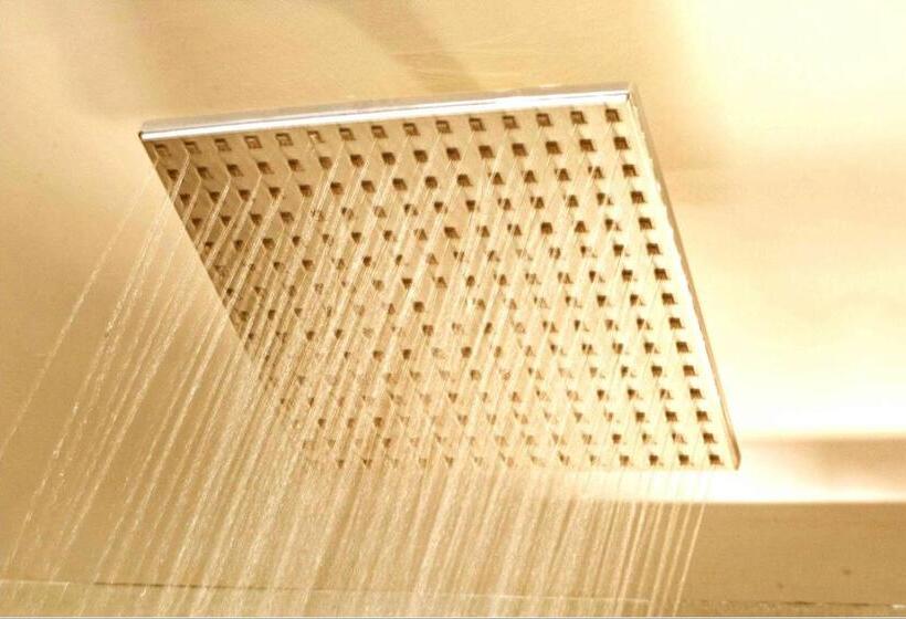 高级三人间, Highnest