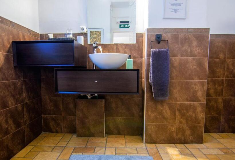 اتاق سهنفرۀ استاندارد با سرویس بهداشتی بیرون از اتاق, Kasa Katia Guest House