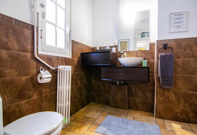 اتاق سهنفرۀ استاندارد با سرویس بهداشتی بیرون از اتاق, Kasa Katia Guest House