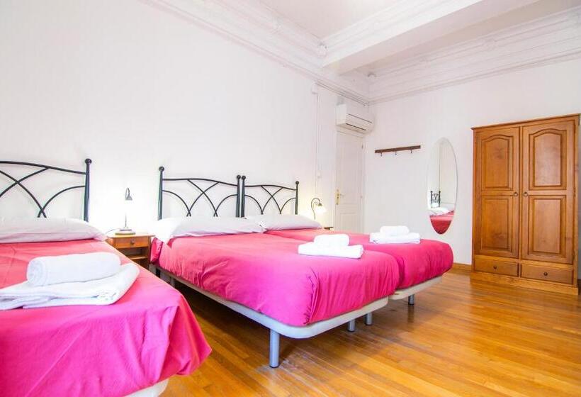 اتاق سهنفرۀ استاندارد با سرویس بهداشتی بیرون از اتاق, Kasa Katia Guest House