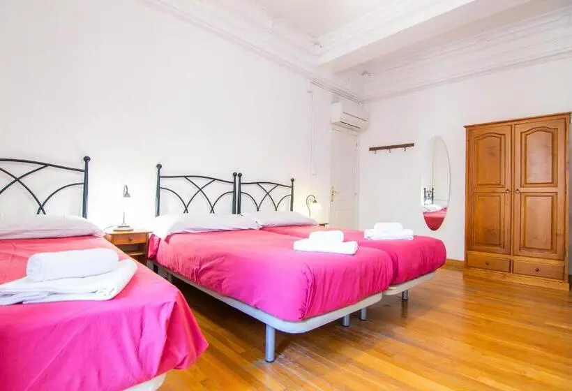 اتاق سه‌نفرۀ استاندارد با سرویس بهداشتی بیرون از اتاق, Kasa Katia Guest House