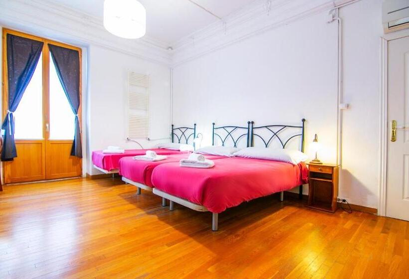 اتاق سهنفرۀ استاندارد با سرویس بهداشتی بیرون از اتاق, Kasa Katia Guest House