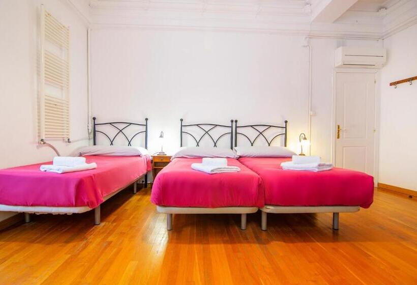 اتاق سهنفرۀ استاندارد با سرویس بهداشتی بیرون از اتاق, Kasa Katia Guest House