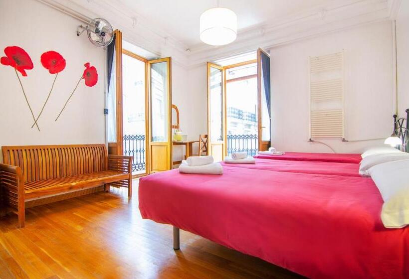 اتاق سهنفرۀ استاندارد با سرویس بهداشتی بیرون از اتاق, Kasa Katia Guest House