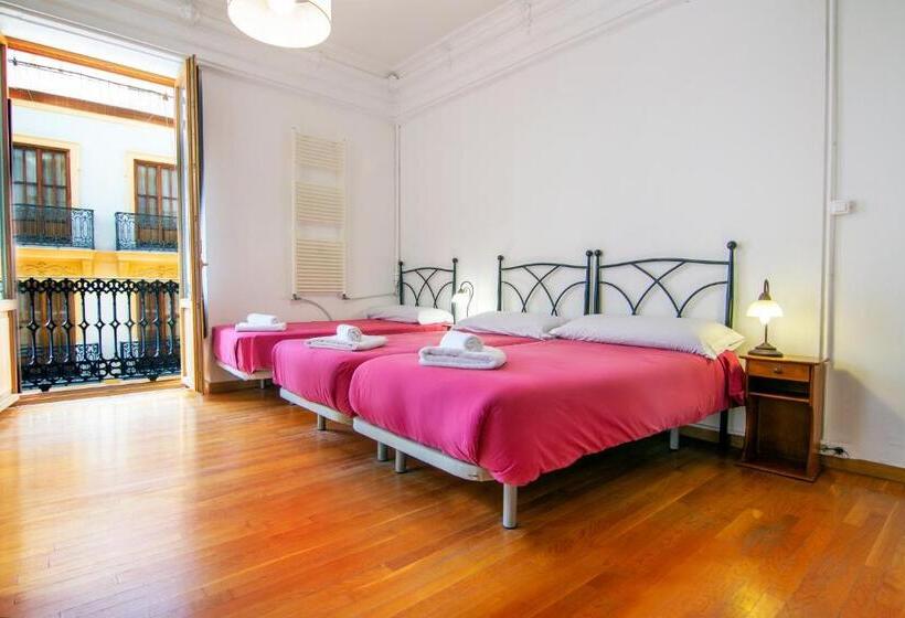 اتاق سهنفرۀ استاندارد با سرویس بهداشتی بیرون از اتاق, Kasa Katia Guest House